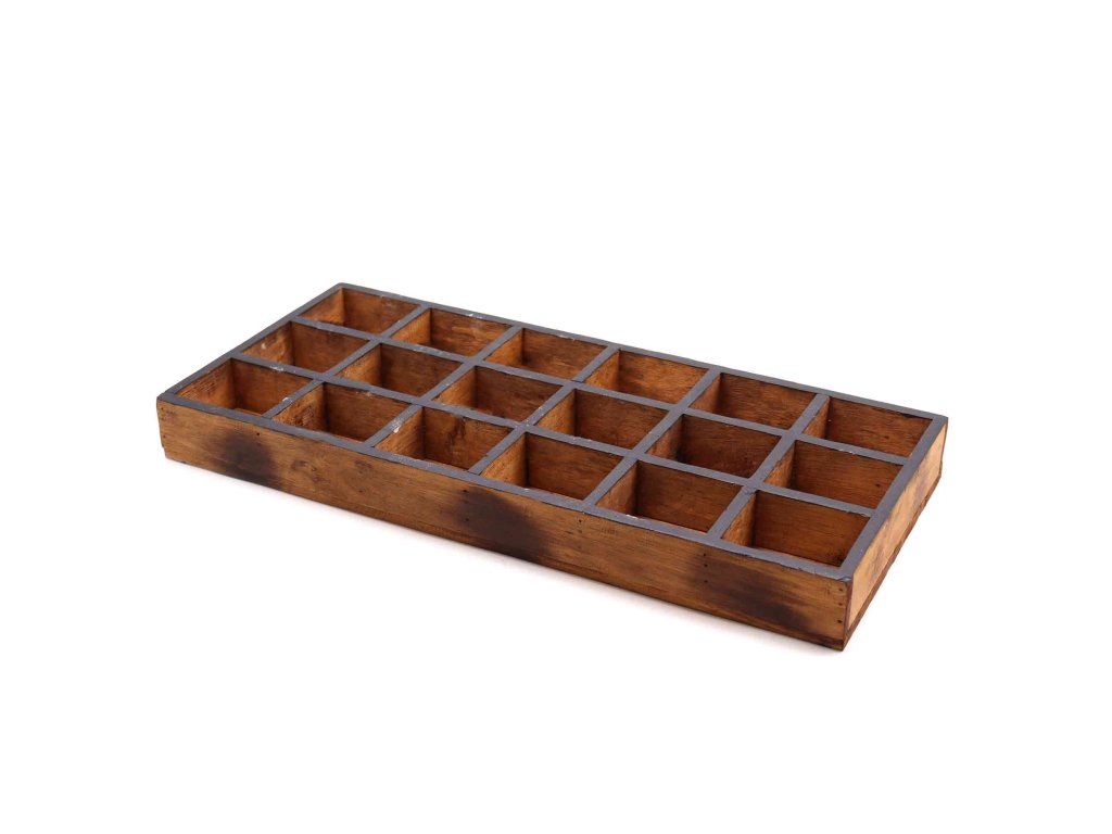 Prezentační Display - 18 Přihrádek: Rozměry 60 × 28 × 6 cm
