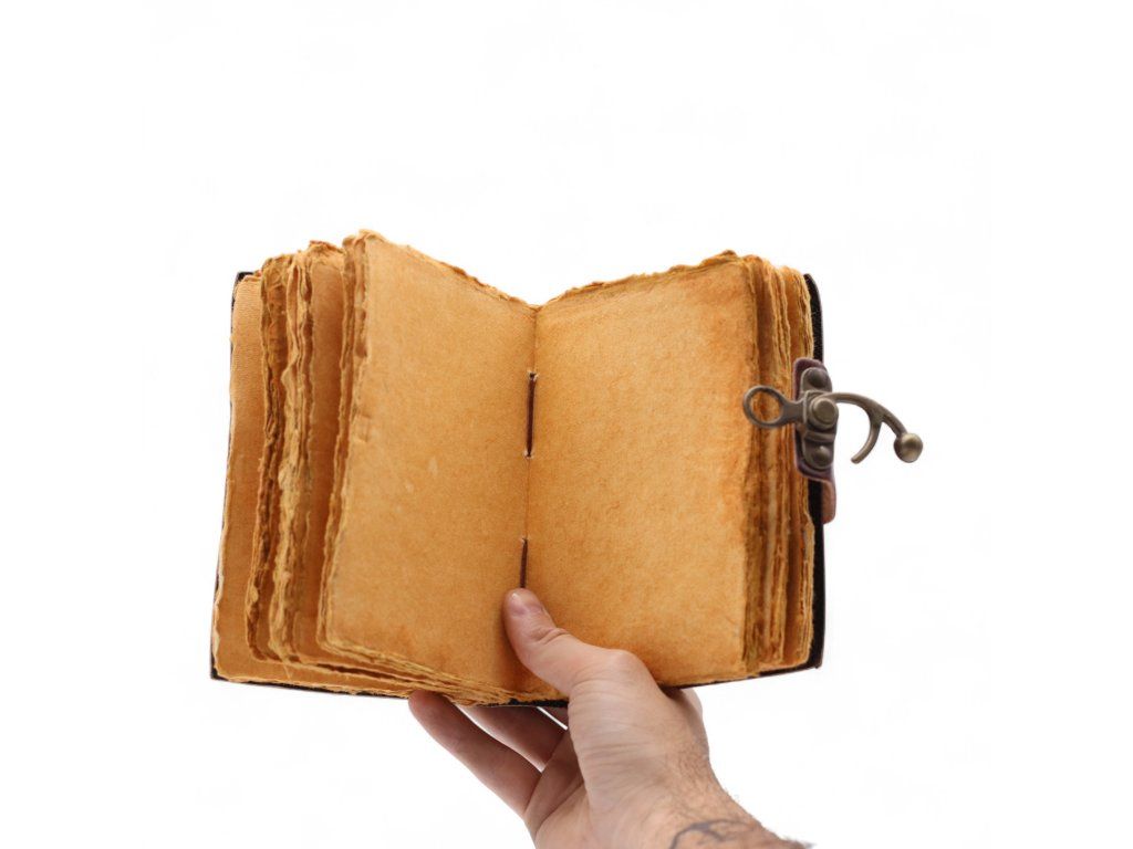 Kožený Zápisník se Zdobeným Okrajem (6x4") - The Book of Untold Stories: Vyražený název