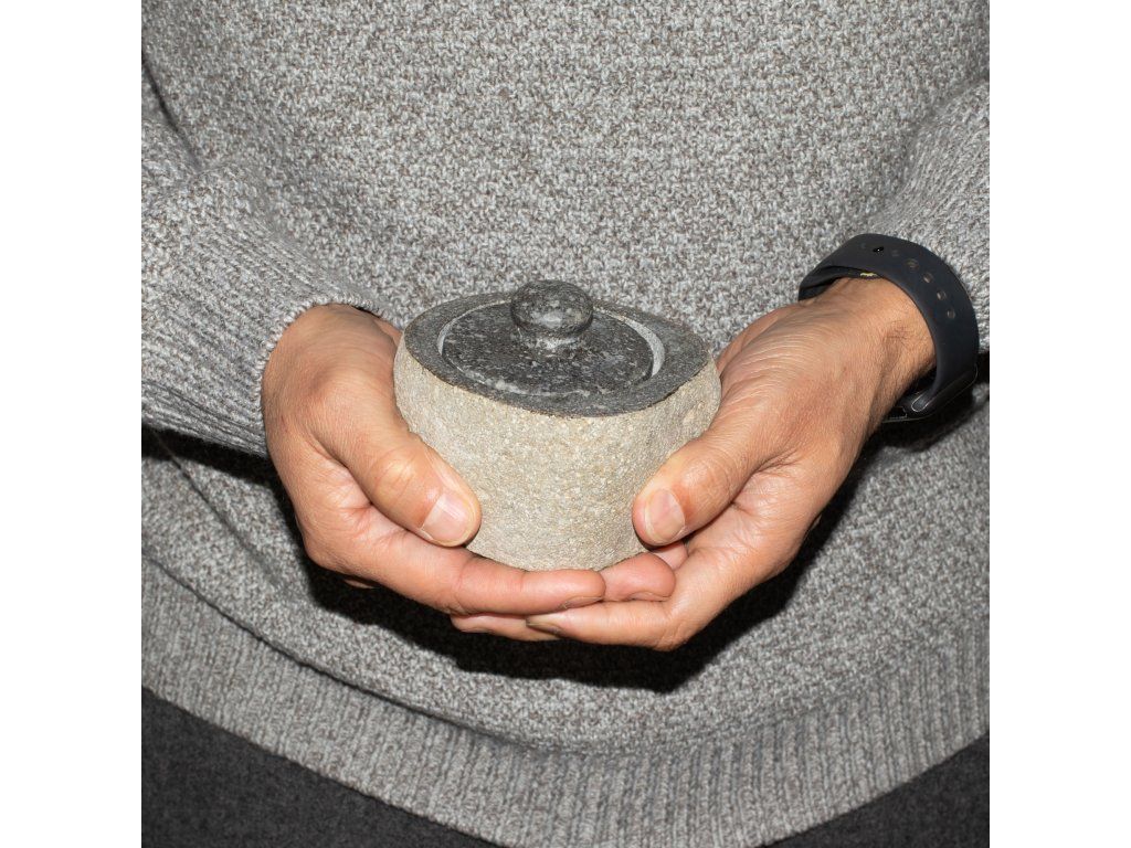 Nádobka z Říčného Kamene - Malá (cca 9x7cm): Stabilní v dlaních